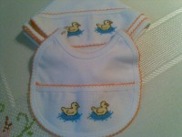 /album/ponto-de-cruz-infantil/fralda-e-babete-bordado-com-patinhos-jpg/